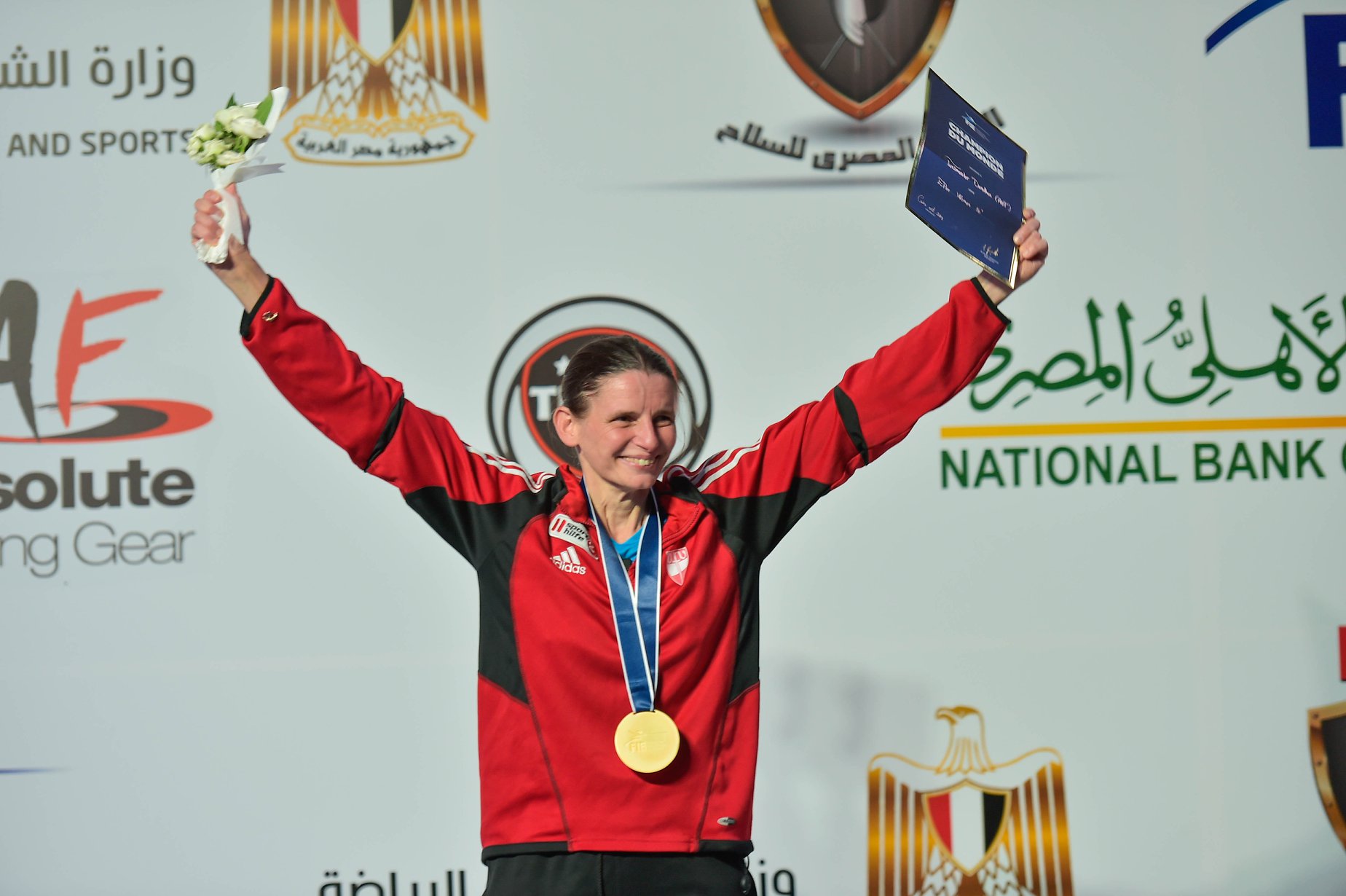 Dorothea Tanzmeister mit Medaille - Foto: Ehab EID, Egyptian Fencing Federation